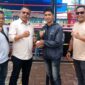 Ketua Komite Olahraga Nasional Indonesia (KONI) Aceh Timur, Zulfazli Aiyub, melakukan kunjungan langsung ke arena pertandingan cabang olahraga tinju dalam ajang Pra-PORA 2025 yang berlangsung di Banda Aceh.