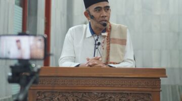 Perbaiki Niat, Dunia Akan Mengikuti, Tausiyah Dr. Fajran di Masjid Agung Alfalah. (Foto: Dok.)