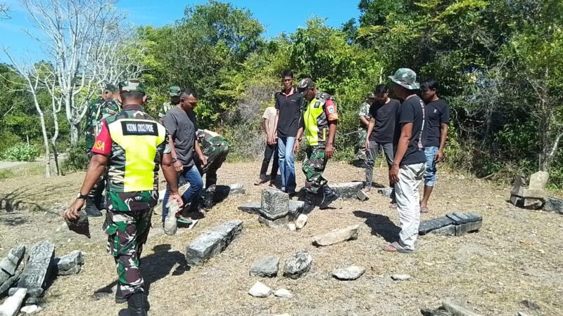 personel TNI dari Koramil Muara Tiga Kodim 0102/Pidie tampak bahu-membahu mengangkat batu-batu nisan kuno dari dalam jurang di kawasan situs pemakaman Raja Nagari Bihari, Gampong Tuha Biheu, Kecamatan Muara Tiga, Kabupaten Pidie