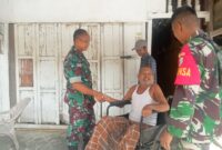  Danramil 11/Kluet Tengah Kodim 0107/Aceh Selatan, Lettu Inf Wardiadis, menyerahkan bantuan berupa kursi roda kepada salah seorang warga yang menderita stroke, Senin (23/6/2025).