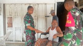  Danramil 11/Kluet Tengah Kodim 0107/Aceh Selatan, Lettu Inf Wardiadis, menyerahkan bantuan berupa kursi roda kepada salah seorang warga yang menderita stroke, Senin (23/6/2025).
