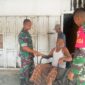  Danramil 11/Kluet Tengah Kodim 0107/Aceh Selatan, Lettu Inf Wardiadis, menyerahkan bantuan berupa kursi roda kepada salah seorang warga yang menderita stroke, Senin (23/6/2025).