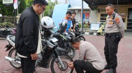 Pembagian serta pemasangan kunci ganda berupa gembok dilakukan di halaman parkir Mapolresta Banda Aceh, Selasa (8/7/2025) pagi. 