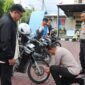 Pembagian serta pemasangan kunci ganda berupa gembok dilakukan di halaman parkir Mapolresta Banda Aceh, Selasa (8/7/2025) pagi. 