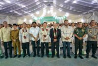  Mayor Jenderal TNI Niko Fahrizal, M.Tr.(Han), bersama jajaran Forum Koordinasi Pimpinan Daerah (Forkopimda) Aceh, menyambut kedatangan tokoh nasional sekaligus pendiri Arsari Group, Hashim Sujono Djojohadikusumo, di Bandara Cut Nyak Dhien, Kabupaten Nagan Raya, Selasa pagi (8/7/2025). 