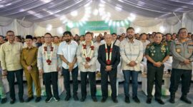  Mayor Jenderal TNI Niko Fahrizal, M.Tr.(Han), bersama jajaran Forum Koordinasi Pimpinan Daerah (Forkopimda) Aceh, menyambut kedatangan tokoh nasional sekaligus pendiri Arsari Group, Hashim Sujono Djojohadikusumo, di Bandara Cut Nyak Dhien, Kabupaten Nagan Raya, Selasa pagi (8/7/2025). 
