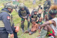 Satgas Yonif 112/Dharma Jaya, di bawah Komando Daerah Militer Iskandar Muda (Kodam IM), menggelar kegiatan karya bakti dan pembersihan lingkungan bersama masyarakat di Kampung Wondenggobak, Distrik Irimuli, Kabupaten Puncak Jaya, Provinsi Papua Tengah, Rabu (9/7/2025).