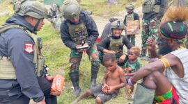 Satgas Yonif 112/Dharma Jaya, di bawah Komando Daerah Militer Iskandar Muda (Kodam IM), menggelar kegiatan karya bakti dan pembersihan lingkungan bersama masyarakat di Kampung Wondenggobak, Distrik Irimuli, Kabupaten Puncak Jaya, Provinsi Papua Tengah, Rabu (9/7/2025).