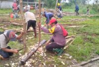 Bhabinkamtibmas Desa Tokilo Gotong Royong Buat Pagar Pembatas, Cegah Kerbau Masuk Permukiman dan Kebun Warga