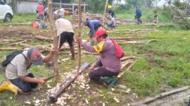 Bhabinkamtibmas Desa Tokilo Gotong Royong Buat Pagar Pembatas, Cegah Kerbau Masuk Permukiman dan Kebun Warga