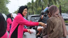 Ketua Bhayangkari cabang kota Banda Aceh, Ny.Ria Joko berprinsip dimana bumi dipijak disitu langit dijunjung sehingga sejak bertugas di Serambi Mekkah berusaha menggali apa yang menjadi tradisi yang salah satunya adalah memasak bubur Asyura di bulan Muharam .