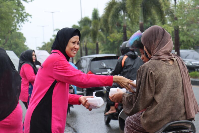 Ketua Bhayangkari cabang kota Banda Aceh, Ny.Ria Joko berprinsip dimana bumi dipijak disitu langit dijunjung sehingga sejak bertugas di Serambi Mekkah berusaha menggali apa yang menjadi tradisi yang salah satunya adalah memasak bubur Asyura di bulan Muharam .