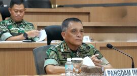 Mayor Jenderal TNI Niko Fahrizal, M.Tr.(Han), mengikuti kegiatan Video Conference (Vicon) yang diselenggarakan oleh Markas Besar Tentara Nasional Indonesia (Mabes TNI) dalam rangka pembentukan Satuan Tugas (Satgas) Gugus Tugas Kedaulatan Pangan TNI. Jumat (25/7/25)