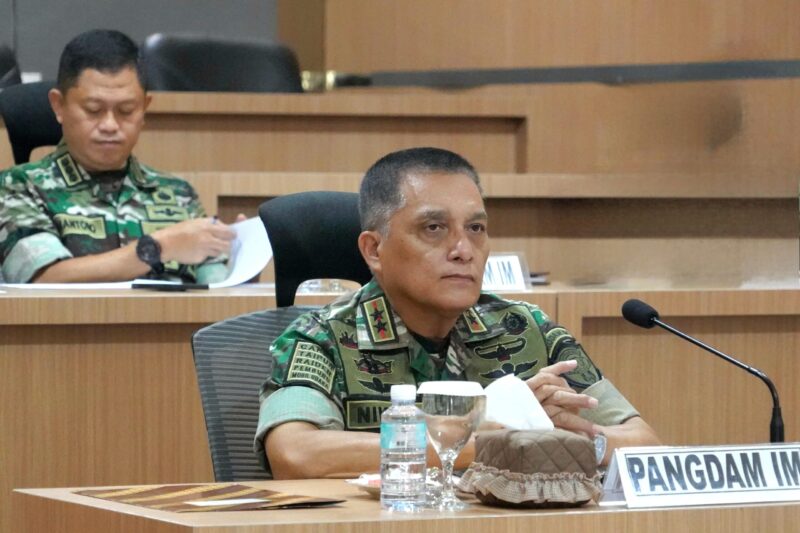 Mayor Jenderal TNI Niko Fahrizal, M.Tr.(Han), mengikuti kegiatan Video Conference (Vicon) yang diselenggarakan oleh Markas Besar Tentara Nasional Indonesia (Mabes TNI) dalam rangka pembentukan Satuan Tugas (Satgas) Gugus Tugas Kedaulatan Pangan TNI. Jumat (25/7/25)
