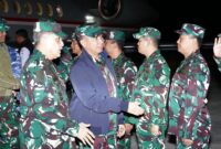 Mayor Jenderal TNI Niko Fahrizal, M.Tr.(Han), menyambut langsung kedatangan Panglima TNI Jenderal TNI Agus Subiyanto dan Wakasad Letnan Jenderal TNI Tandyo Budi Revita, S.Sos., M.Si., yang singgah di Bandara Internasional Sultan Iskandar Muda (SIM), Aceh Besar, pada Sabtu pagi (26/7/2025), 