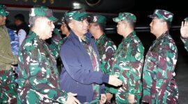 Mayor Jenderal TNI Niko Fahrizal, M.Tr.(Han), menyambut langsung kedatangan Panglima TNI Jenderal TNI Agus Subiyanto dan Wakasad Letnan Jenderal TNI Tandyo Budi Revita, S.Sos., M.Si., yang singgah di Bandara Internasional Sultan Iskandar Muda (SIM), Aceh Besar, pada Sabtu pagi (26/7/2025), 