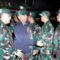Mayor Jenderal TNI Niko Fahrizal, M.Tr.(Han), menyambut langsung kedatangan Panglima TNI Jenderal TNI Agus Subiyanto dan Wakasad Letnan Jenderal TNI Tandyo Budi Revita, S.Sos., M.Si., yang singgah di Bandara Internasional Sultan Iskandar Muda (SIM), Aceh Besar, pada Sabtu pagi (26/7/2025), 
