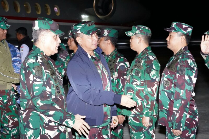 Mayor Jenderal TNI Niko Fahrizal, M.Tr.(Han), menyambut langsung kedatangan Panglima TNI Jenderal TNI Agus Subiyanto dan Wakasad Letnan Jenderal TNI Tandyo Budi Revita, S.Sos., M.Si., yang singgah di Bandara Internasional Sultan Iskandar Muda (SIM), Aceh Besar, pada Sabtu pagi (26/7/2025), 