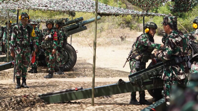Mayor Jenderal TNI Niko Fahrizal, M.Tr.(Han)., meninjau secara langsung pelaksanaan Latihan Menembak Senjata Berat Teknis (Latbakjatratnis) yang dilaksanakan oleh Batalyon Artileri Medan 17/Rencong Cakti, Baterai Tempur B, di Desa Cot Leupeu, Kecamatan Muara Tiga, Kabupaten Pidie, Rabu (30/07/2025).
