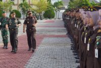Mayor Jenderal TNI Niko Fahrizal, M.Tr.(Han), memimpin langsung Apel Gelar Kesiapan Pengamanan Kejaksaan Tinggi (Kejati) dan Kejaksaan Negeri (Kejari) se-wilayah Aceh, yang berlangsung di Lapangan Upacara kantor Kejaksaan  Kamis (24/7/2025)