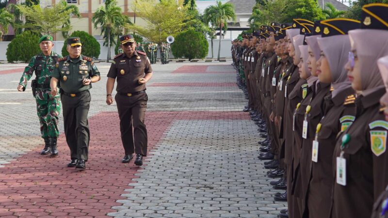 Mayor Jenderal TNI Niko Fahrizal, M.Tr.(Han), memimpin langsung Apel Gelar Kesiapan Pengamanan Kejaksaan Tinggi (Kejati) dan Kejaksaan Negeri (Kejari) se-wilayah Aceh, yang berlangsung di Lapangan Upacara kantor Kejaksaan  Kamis (24/7/2025)