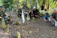 Koramil 01/Seulimeum Kodim 0101/KBA bersama masyarakat Gampong Beureunuet melaksanakan kegiatan Meuseuraya (gotong royong) membersihkan kompleks makam bersejarah peninggalan era Kesultanan Samudera Pasai dan Lamuri yang terletak di Kecamatan Seulimeum, Kabupaten Aceh Besar