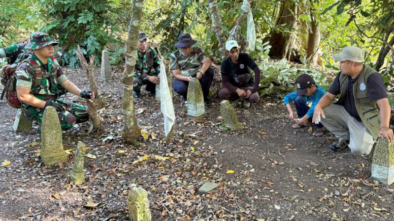 Koramil 01/Seulimeum Kodim 0101/KBA bersama masyarakat Gampong Beureunuet melaksanakan kegiatan Meuseuraya (gotong royong) membersihkan kompleks makam bersejarah peninggalan era Kesultanan Samudera Pasai dan Lamuri yang terletak di Kecamatan Seulimeum, Kabupaten Aceh Besar