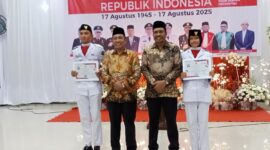 Bupati Pidie Jaya, H. Sibral Malasyi, MA., S.Sos., ME., Wakil Bupati Hasan Basri, ST., MM., Foto Bersama Perwakilan Paskibraka, Minggu, 17-08-2025, malam (foto.Dok TLii)