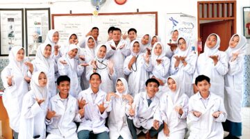 Tawa Kebahagiaan XII ¹ Bersama Sang Guru di  Ruangan Biologi