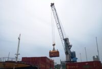 Aktivitas bongkar muat di pelabuhan.(Foto;Dok).
