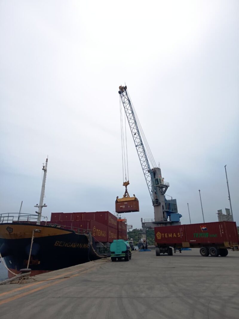 Aktivitas bongkar muat di pelabuhan.(Foto;Dok).