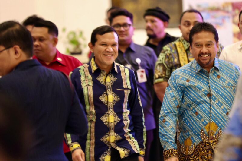 Keterangan foto: Wakil Gubernur Aceh, Fadhlullah, S.E., memberi sambutan sekaligus menutup Musda II Perhimpunan Hotel dan Restoran Indonesia BPD Aceh tahun 2025, di Hotel Hermes Palace, Senin, 11/8/2025. Foto : Ist.