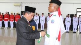 Bupati Pidie Jaya, H. Sibral Malasyi. MA, S.Sos, ME,. Memasang Sabuk pada Perwakilan Pasukan Pengibar Bendera Pusaka (Paskibraka). di Aula Cot Trieng, Kantor Bupati , Rabu (13/8/2025). Foto.Ist.