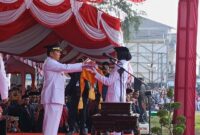 Bupati Pidie Jaya, H. Sibral Malasyi, MA., S.Sos., ME., bertindak sebagai Inspektur Upacara (Irup) Saat Penyerahan Bendera kepada Pengibar , Minggu (17/8/2025) foto.Dok.