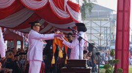 Bupati Pidie Jaya, H. Sibral Malasyi, MA., S.Sos., ME., bertindak sebagai Inspektur Upacara (Irup) Saat Penyerahan Bendera kepada Pengibar , Minggu (17/8/2025) foto.Dok.