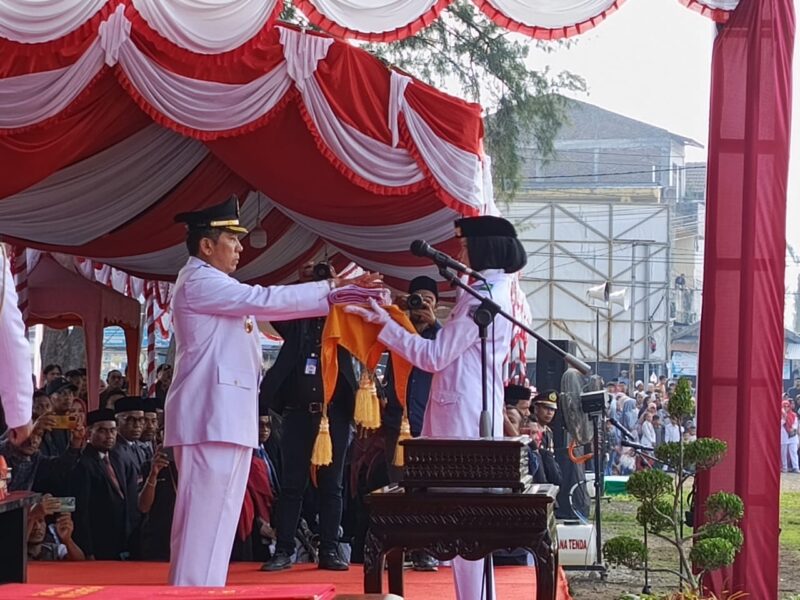 Bupati Pidie Jaya, H. Sibral Malasyi, MA., S.Sos., ME., bertindak sebagai Inspektur Upacara (Irup) Saat Penyerahan Bendera kepada Pengibar , Minggu (17/8/2025) foto.Dok.