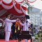 Bupati Pidie Jaya, H. Sibral Malasyi, MA., S.Sos., ME., bertindak sebagai Inspektur Upacara (Irup) Saat Penyerahan Bendera kepada Pengibar , Minggu (17/8/2025) foto.Dok.
