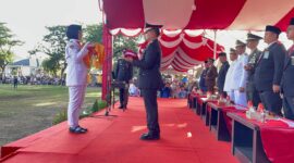 Kapolres Pidie Jaya, AKBP Ahmad Faisal Pasaribu, S.H., S.I.K., M.H., Inspektur Upacara di Lapangan Bola Kaki Kota Meureudu . Minggu 17-08-2025. Sore ( Foto.ist)