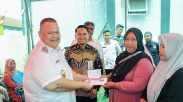 Wabup Agara Bagikan Beras Bansos