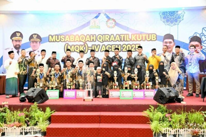 Kabupaten Aceh Besar kembali berhasil mempertahankan gelar juara umum pada ajang Musabaqah Qiraatil Kutub (MQK) IV Tingkat Provinsi Aceh Tahun 2025, yang digelar di Hotel Grand Aceh Syariah, Lamdom, Banda Aceh.
