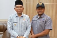 Bupati Pidie Jaya, H. Sibral Malasyi, MA, S.Sos, ME, bersama Ketua Aliansi Honorer Jailani,S.Sos ( foto Dok)