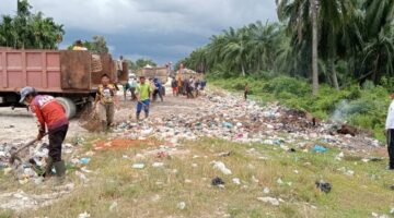 Petugas DLH Langsa Bersihkan Gunungan Sampah di Jalan ELak
