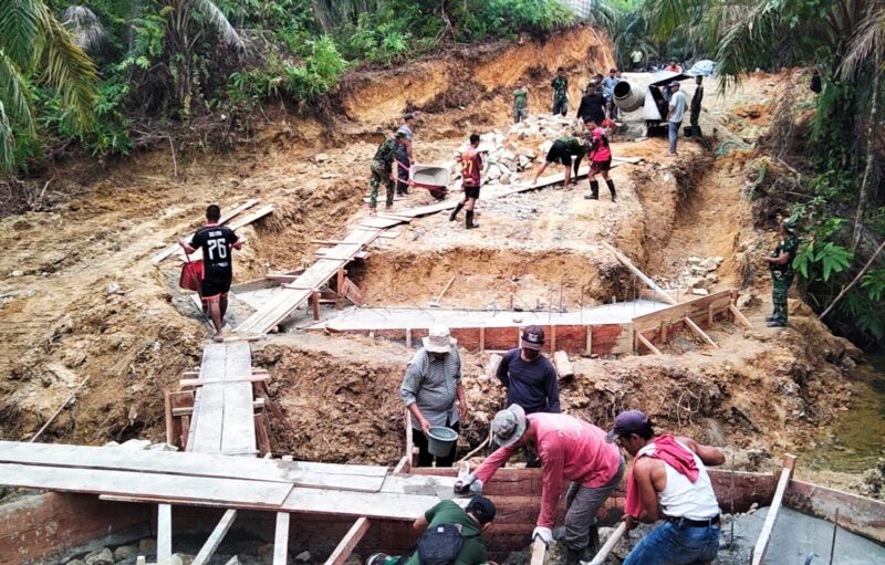 TNI Manunggal Membangun Desa (TMMD) ke-125 yang dilaksanakan oleh Kodim 0109/Aceh Singkil. Salah satu Sasaran Fisiknya adalah Pembangunan jembatan penghubung antar Desa Siompin dan Desa Sirimomungkur,
Senin (4/8/25).