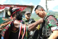 Brigadir Jenderal TNI Ayi Supriatna, S.I.P., M.M., melakukan kunjungan kerja serta meninjau secara langsung kegiatan Bakti Sosial yang diselenggarakan oleh Satgas Pamtas Perbatasan RI–PNG Yonif 112/Dharma Jaya Sektor Timur Kabupaten Puncak Jaya