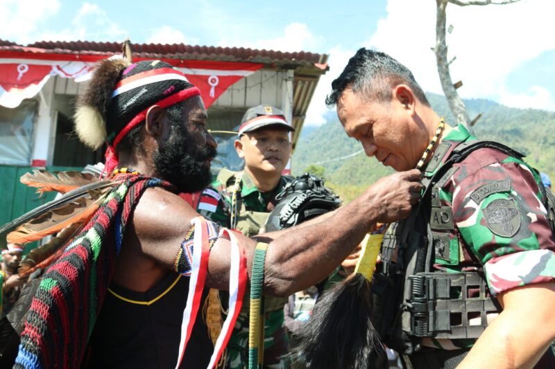 Brigadir Jenderal TNI Ayi Supriatna, S.I.P., M.M., melakukan kunjungan kerja serta meninjau secara langsung kegiatan Bakti Sosial yang diselenggarakan oleh Satgas Pamtas Perbatasan RI–PNG Yonif 112/Dharma Jaya Sektor Timur Kabupaten Puncak Jaya