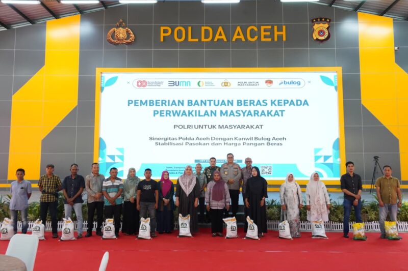 Mayor Jenderal TNI Niko Fahrizal, M.Tr.(Han)., didampingi Kabekangdam IM, Kapendam IM, Pamen Ahli Bidang Ekonomi, serta Waaster Kasdam IM, menghadiri kegiatan Zoom Meeting pelaksanaan Launching Gerakan Pangan Murah Kamis (14/8/2025)