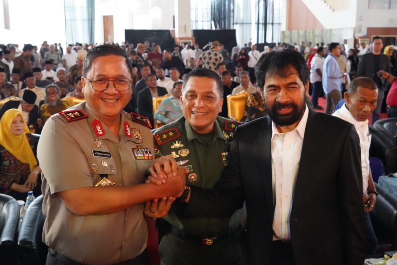 Mayor Jenderal TNI Niko Fahrizal, M.Tr.(Han)., menghadiri acara peringatan 20 tahun Hari Damai Aceh yang berlangsung khidmat di Bale Meuseraya Aceh (BMA), Jumat (15/8/2025). 