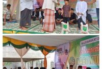 Penyerahan Santunan Anak yatim-piatu Dusun Teupin Peuraho oleh Geusyik Gampong,Tuha Peut dan Tgk. Imum Meunasah, Sabtu. (13-9-2025). Foto. Dok Jurnalis TLii.