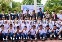 Wakil Gubernur Aceh, Fadhlullah SE, foto bersama usai menyerahkan piagam penghargaan kepada siswa berprestasi tingkat nasional pada peringatan Hari Pendidikan Daerah (Hardikda) 2025 di halaman Kantor Gubernur Aceh, Selasa (2/9/2025) 