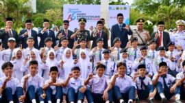 Wakil Gubernur Aceh, Fadhlullah SE, foto bersama usai menyerahkan piagam penghargaan kepada siswa berprestasi tingkat nasional pada peringatan Hari Pendidikan Daerah (Hardikda) 2025 di halaman Kantor Gubernur Aceh, Selasa (2/9/2025) 